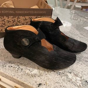 Think! Black Suede size 40